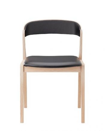 Skovby #826 dining chair | Oak soaped with black leather | Front
