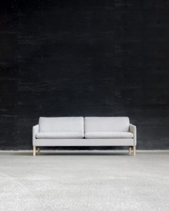 MH Sling by Mogens Hansen | 3-seat sofa | Fabric upholstery with untreated oak frame | In-Situ
